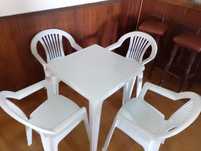 Mesa branca de resina com Cadeiras