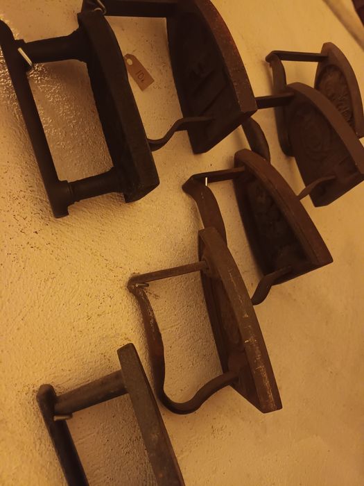 Ferro a carvão e cunhas