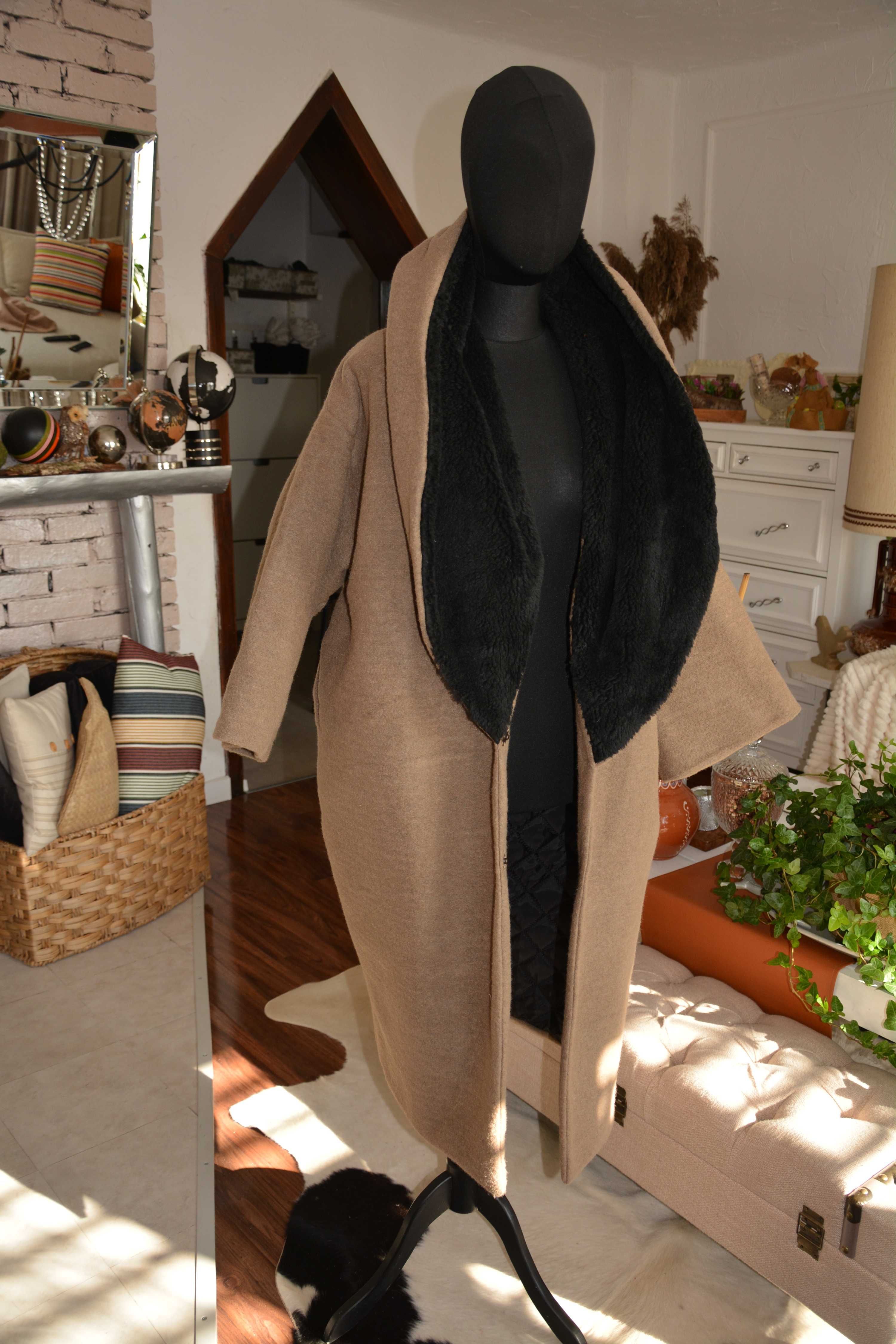 44-50 PROMO Wełniany płaszcz z obszernym kapturem beżowy czarny