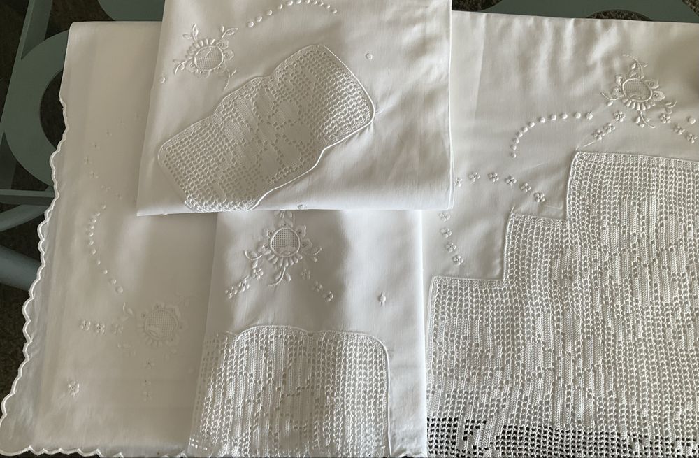 Lençol bordado com renda e 2 fronhas