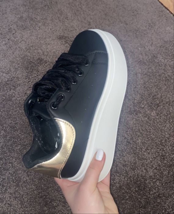 Czarne trampki / sneakersy na platformie ze złotym akcentem