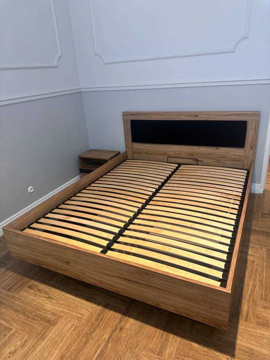 Łóżko kolekcja Dalate 180x200 ze stolikiem nocnym
