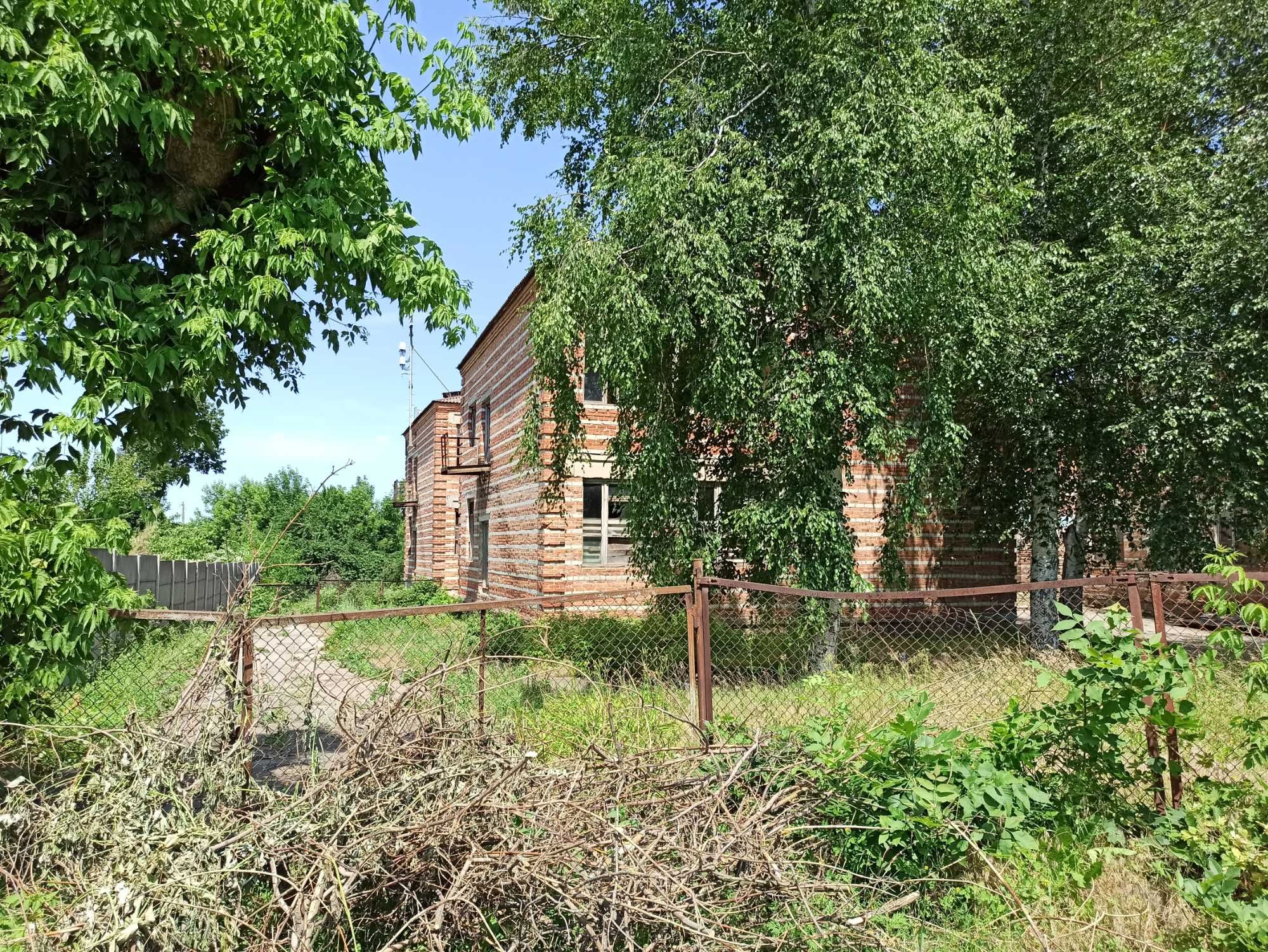 Продам нежитлову будівлю площею 2038,7 кв.м. на ділянці кат. 03.10