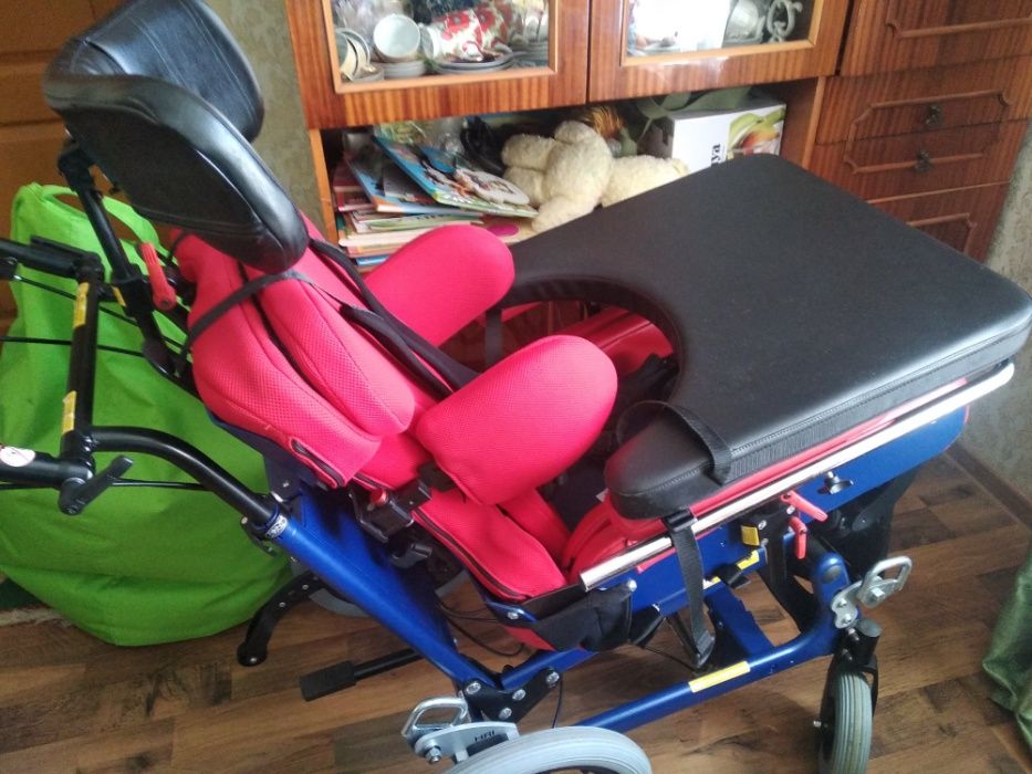 Крісло для дітей з обмеженими можливостями.