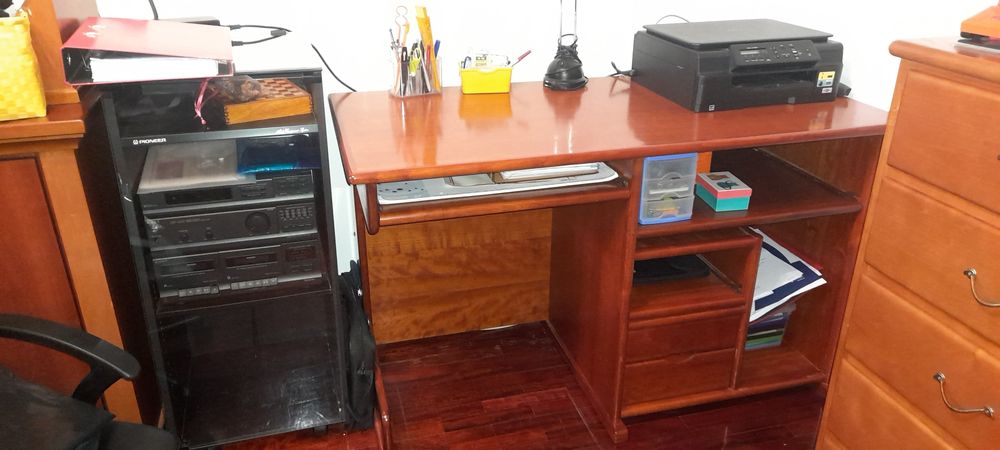 Vende-se secretária em cerejeira