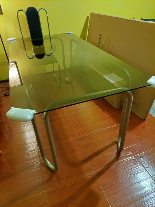 Mesa em vidro 180×91 cm,  mais 2 cadeiras.