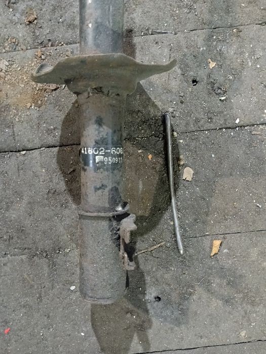 Продам передні амортизатори на Сузукі  Свіфт Балено.