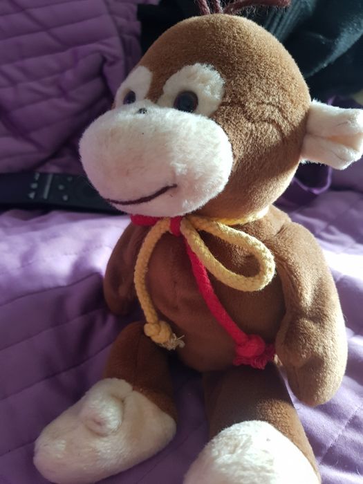 małpka pluszak na baterię