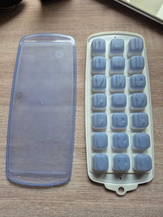 Silikonowy pojemnik na kostki lodu z pokrywką.