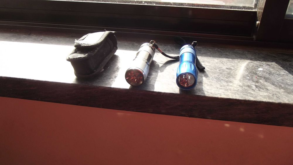 Duas lanternas a LED com bolsa para uma delas