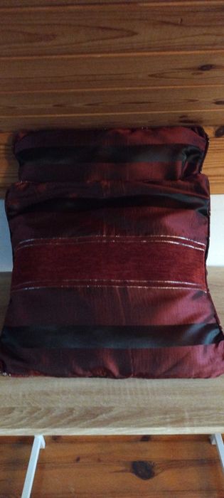 Poduszki dekoracyjne w kolorze Bordowym .