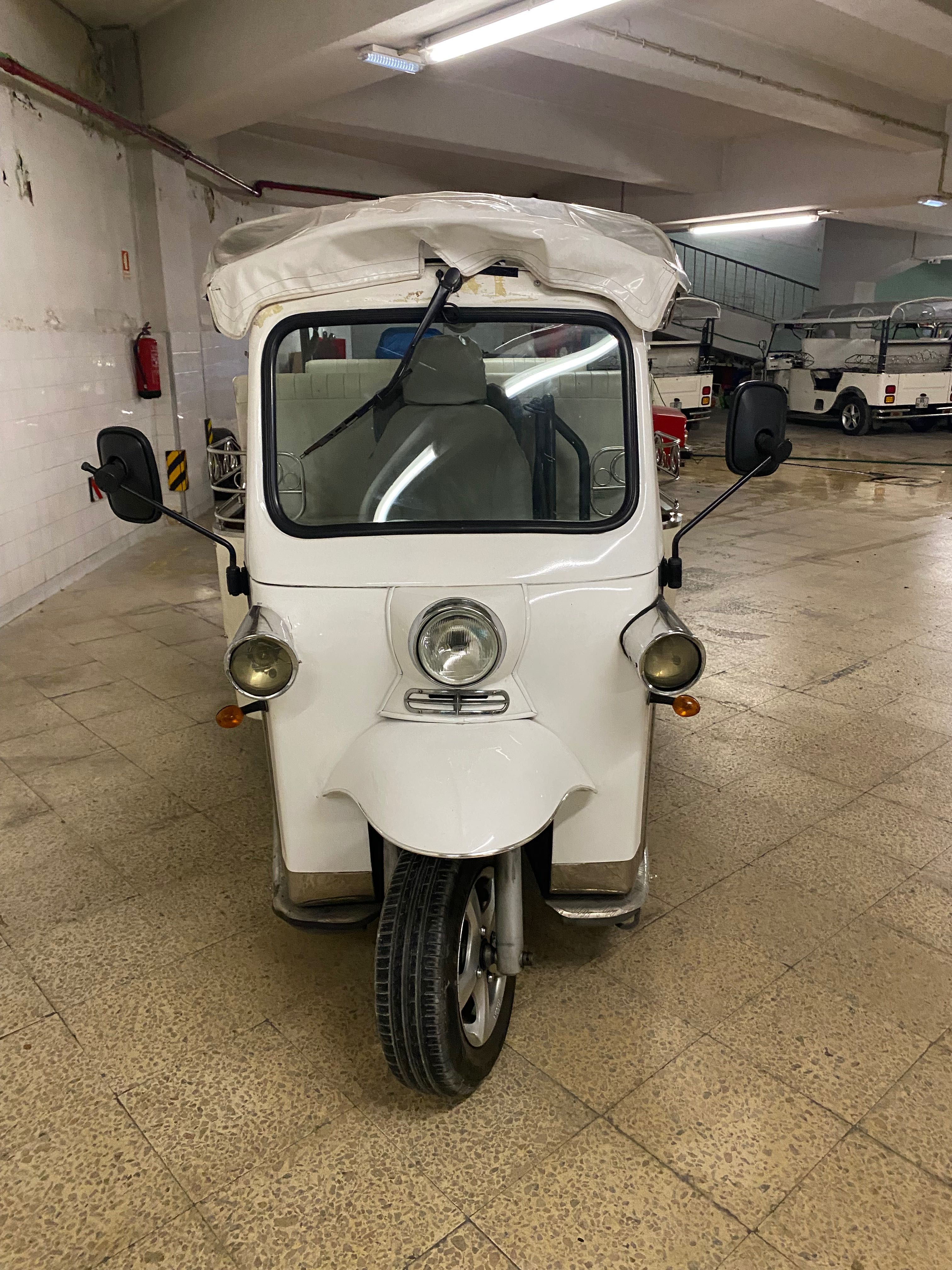 Tuk Tuk Limo 1+6 PAX