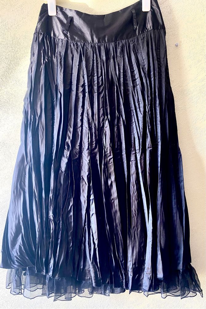 Czarna elegancka spódnica z miętego materiału