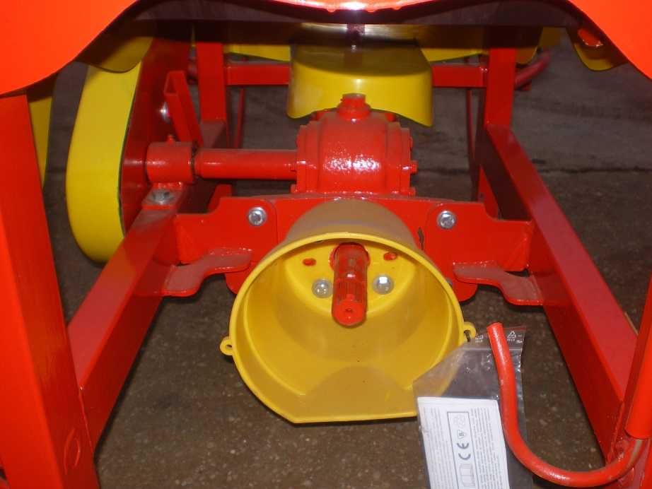 Rozsiewacz z przenośnikiem taśmowym Kłos 300l Rozsiewacz do wapna