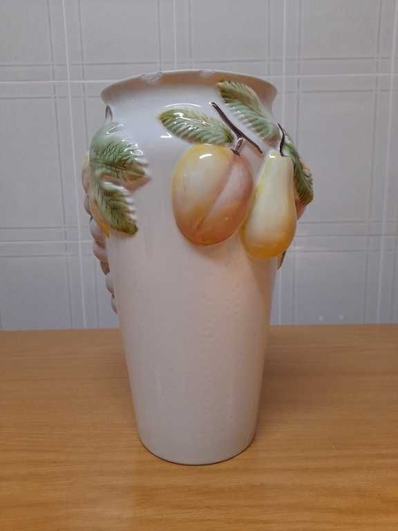 Jarro Decorativo Vintage em relevo com frutos.