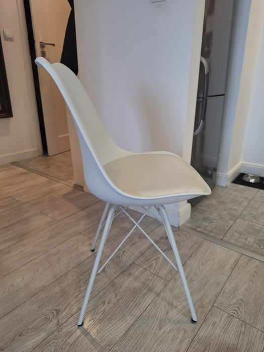 Komplet białych krzeseł