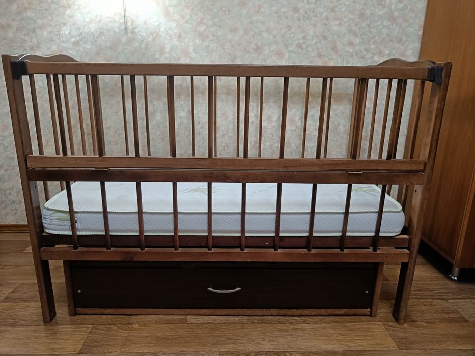 Дитяче ліжечко з маятником