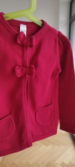 Świąteczny czerwony sweterek kokardki dzianina 104/110