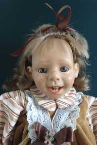 Kolekcjonerska hiszpańska lalka z minką, piegowata
