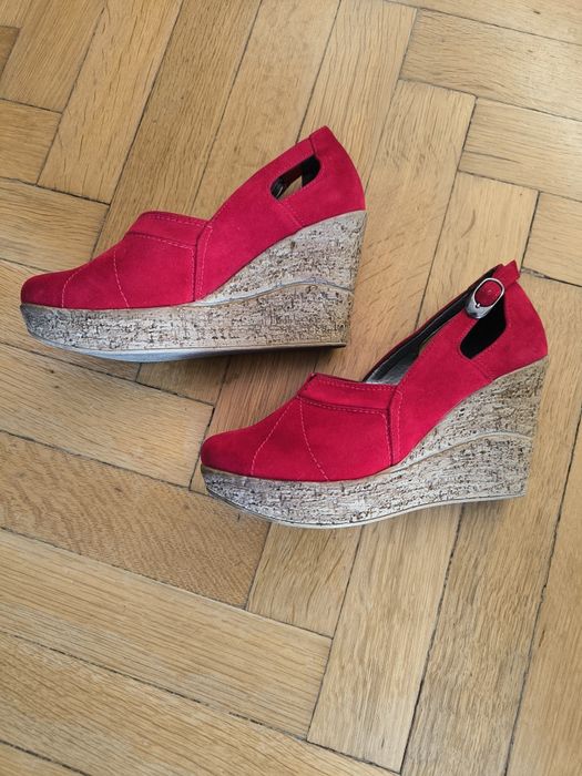 Buty na koturnie czerwone 37