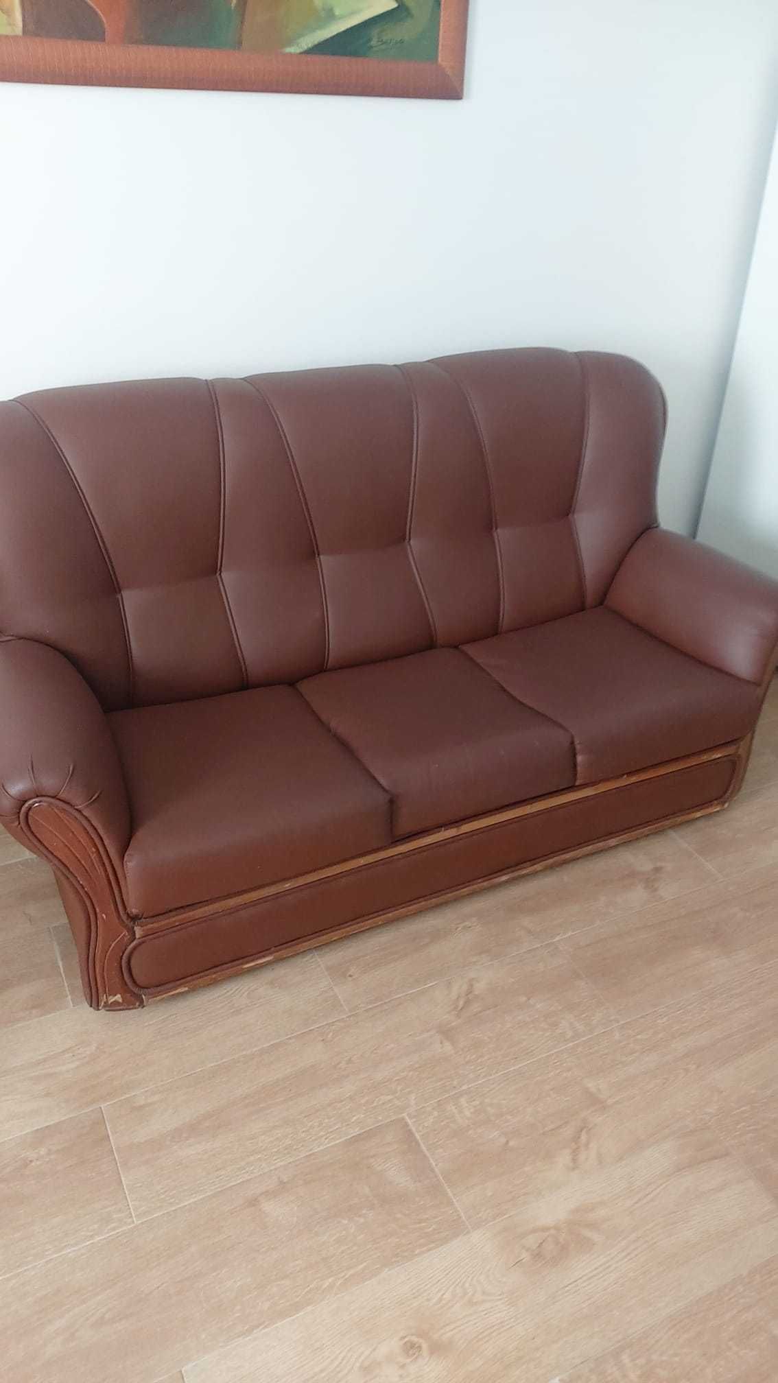 Sofá Vintage em Pele Castanha – Conforto Clássico com Estilo!