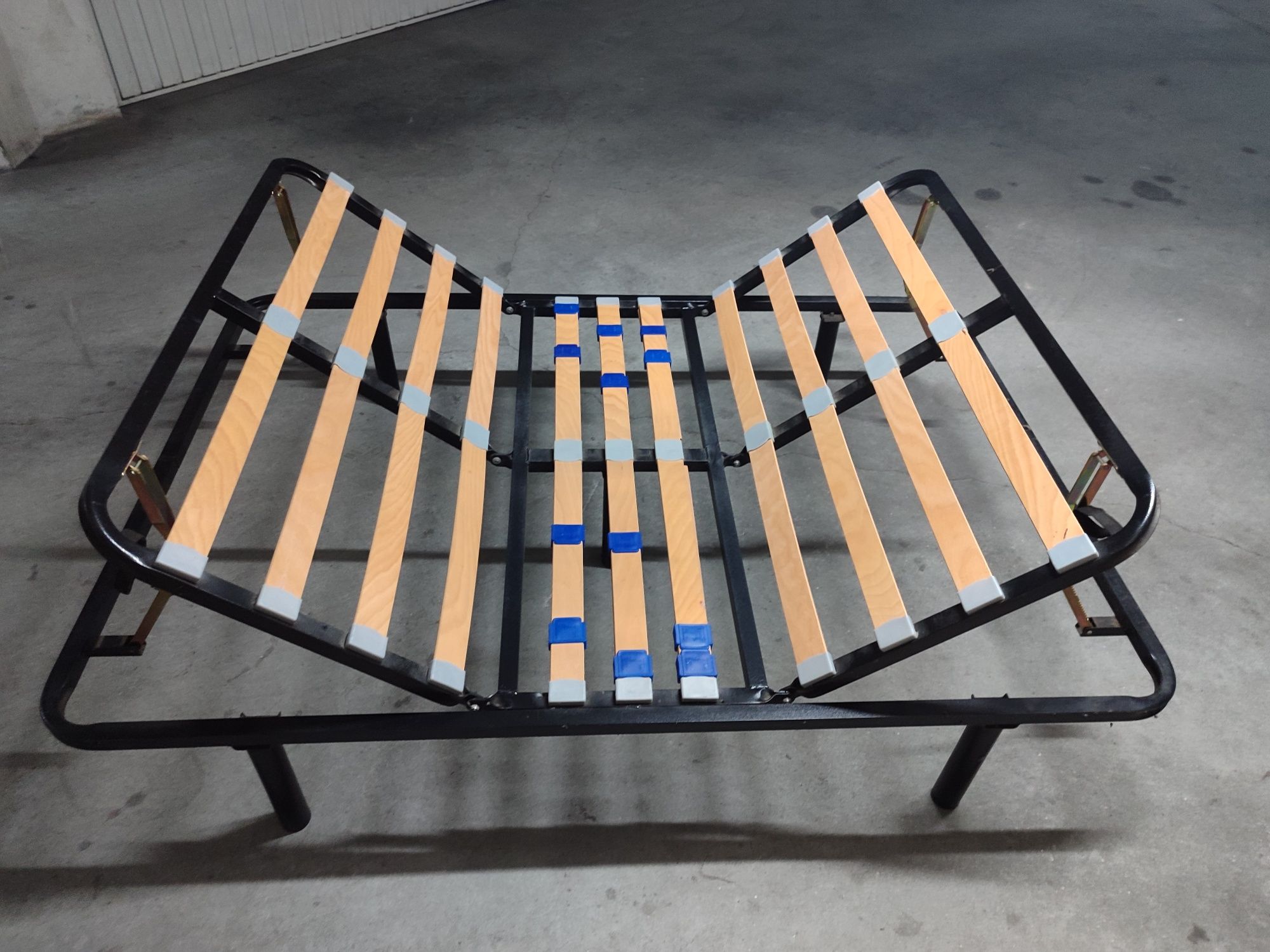 Estrado de cama metálico com colchão.