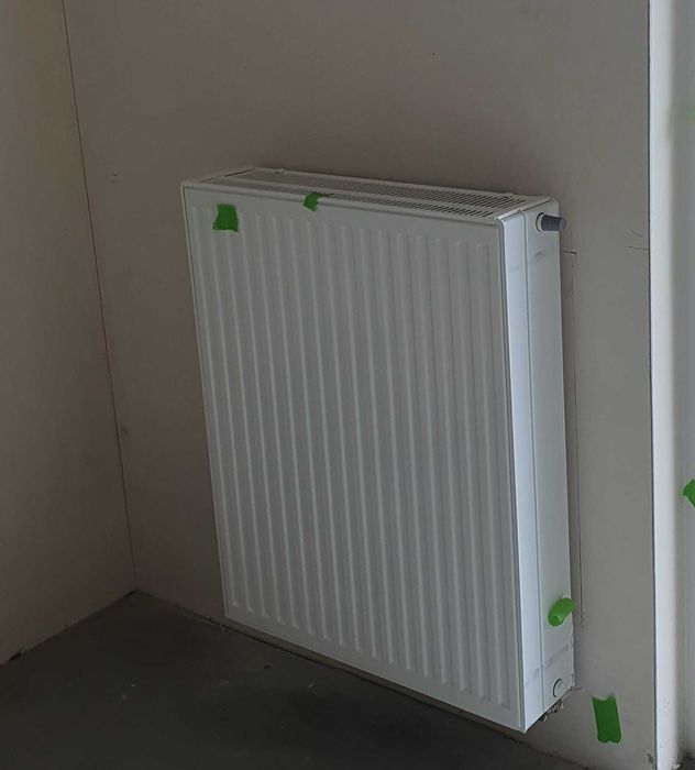 Grzejnik panelowy CN-33KV 1464 W – nowy, ze stanu deweloperskiego