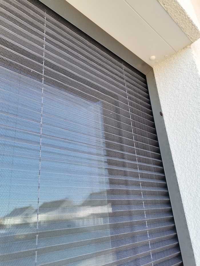 Moskitiera plisowana pionowa na okna aluminiowe.