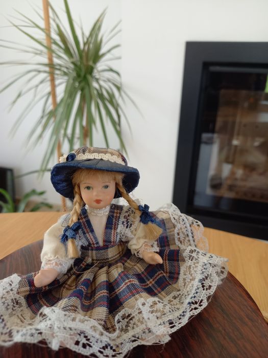 Laleczka porcelanowa