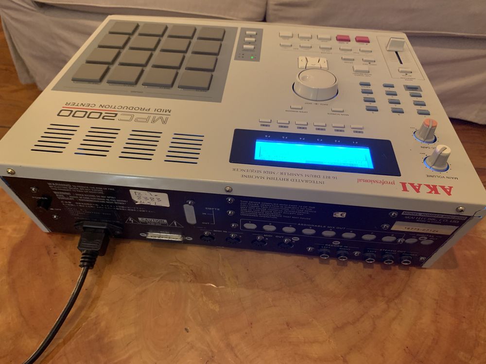 Akai mpc 2000 em otimo estado sampler vintage ecra perfeito