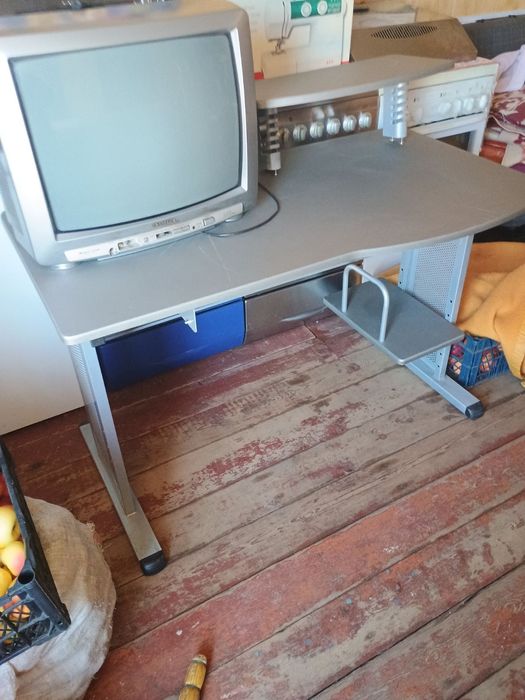 Комп'ютерний стіл. Самовивіз