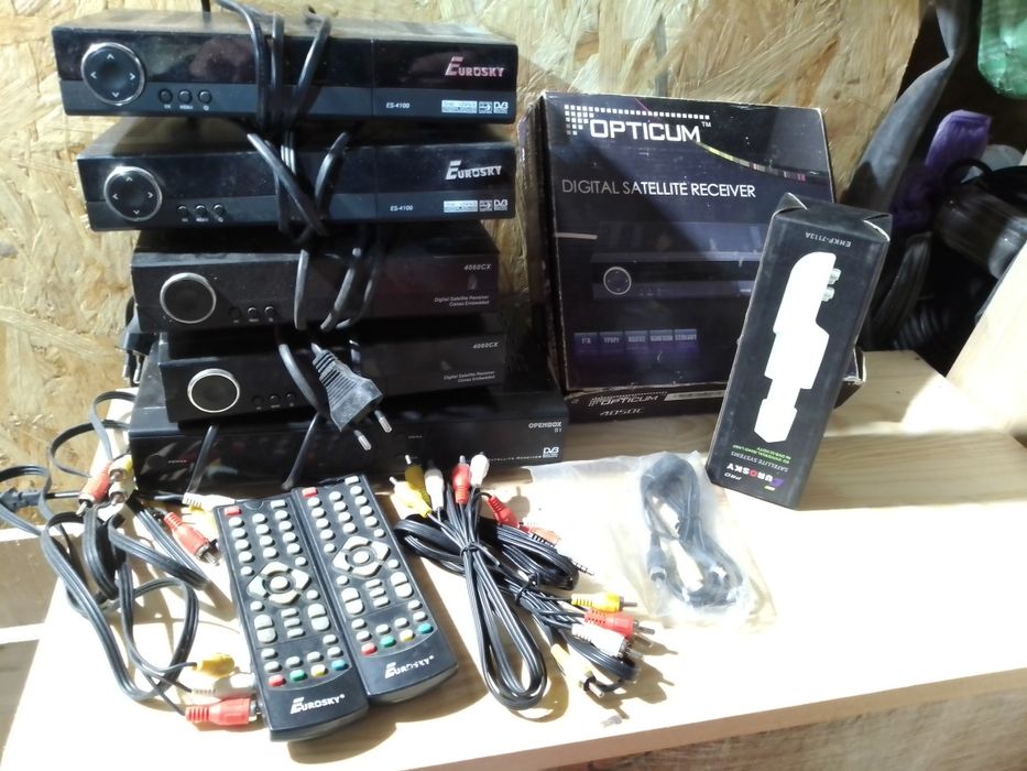 Продам 4 тюнера, рабочие, на трёх нету пультов, на четвёртом есть.