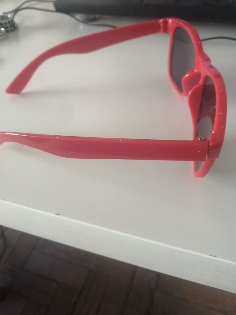 Vendo óculos escuros vermelhos (portes incluídos)