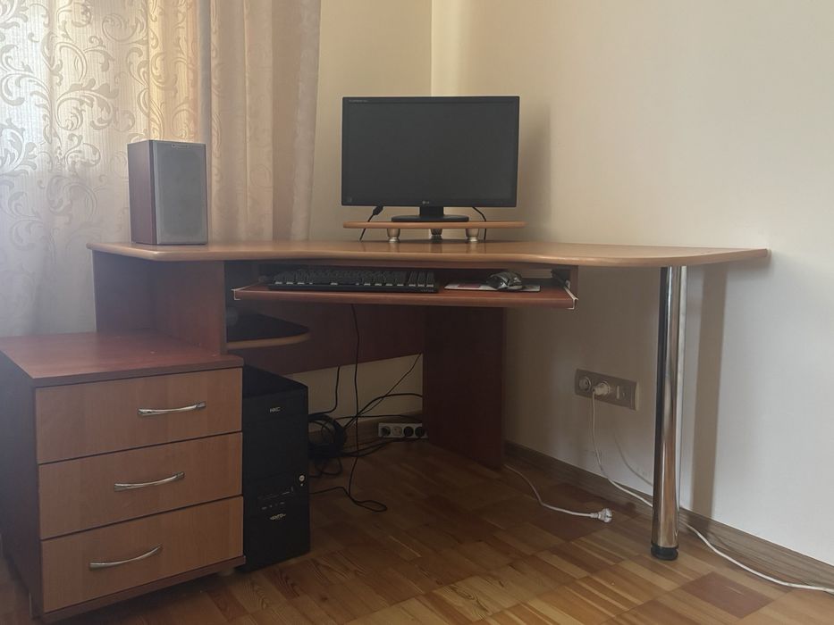 Компʼютерний стіл