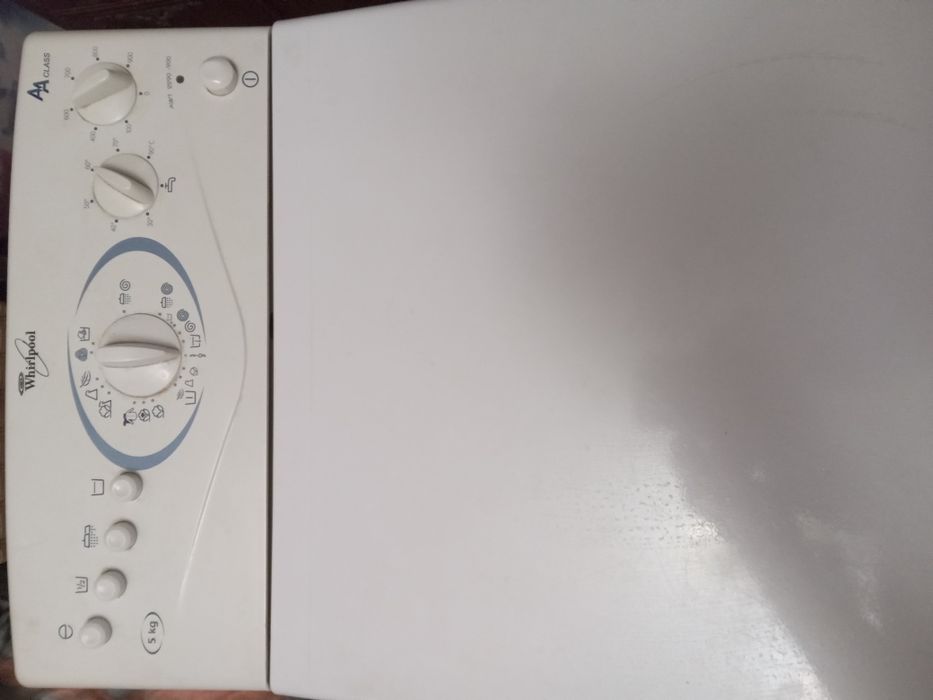 Пральна машина whirlpool в неробочому стані