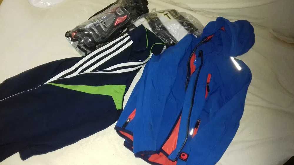 Kurtki, koszulki, spodenki, getry, buty piłkarskie