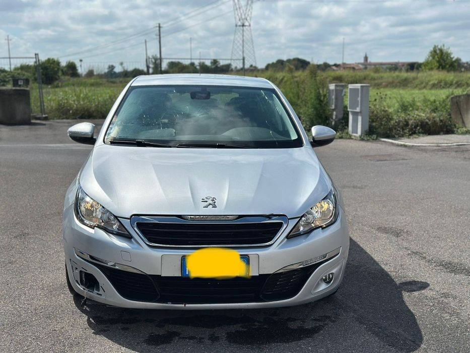 Peugeot 308 1.6 HDI 90KM 2015r  manuał lekko uszkodzony