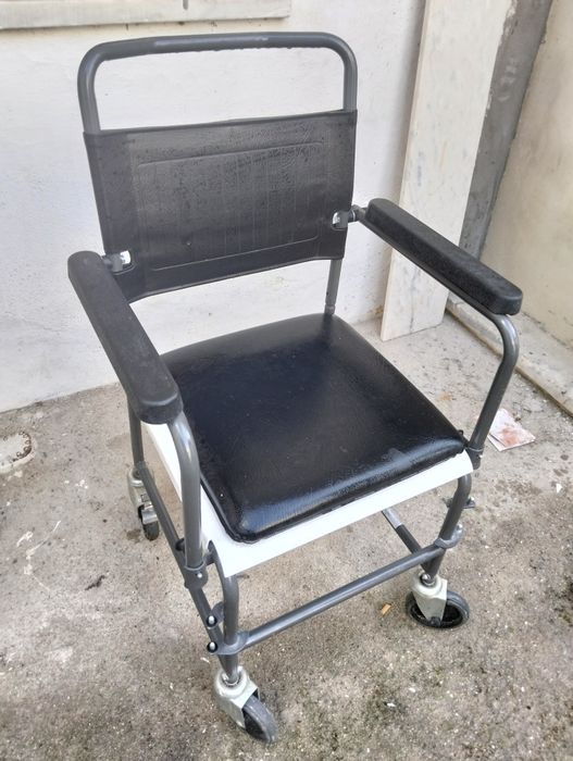 Cedira de rodas sanitária