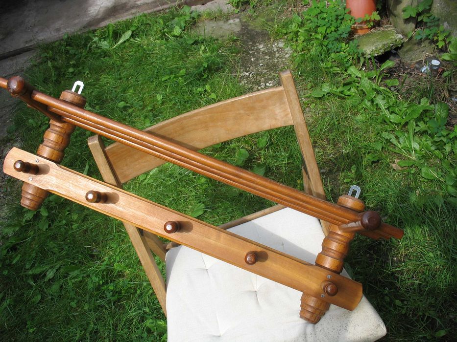 Wieszak drewniany brązowy.