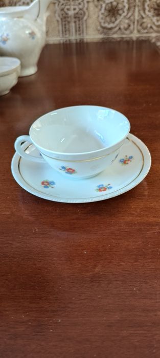 Serviço de chá em porcelana branca da Vista Alegre, Portugal.