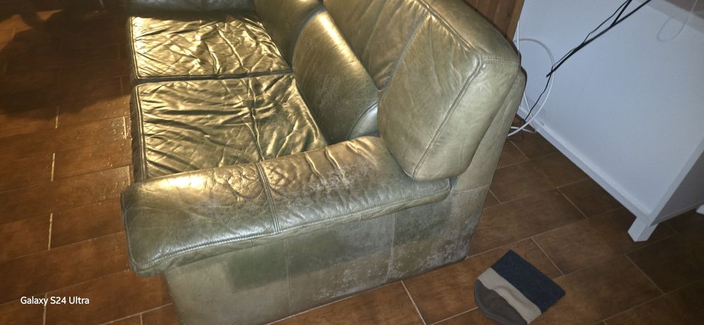 Sofá (verde) em pele 2 lugares