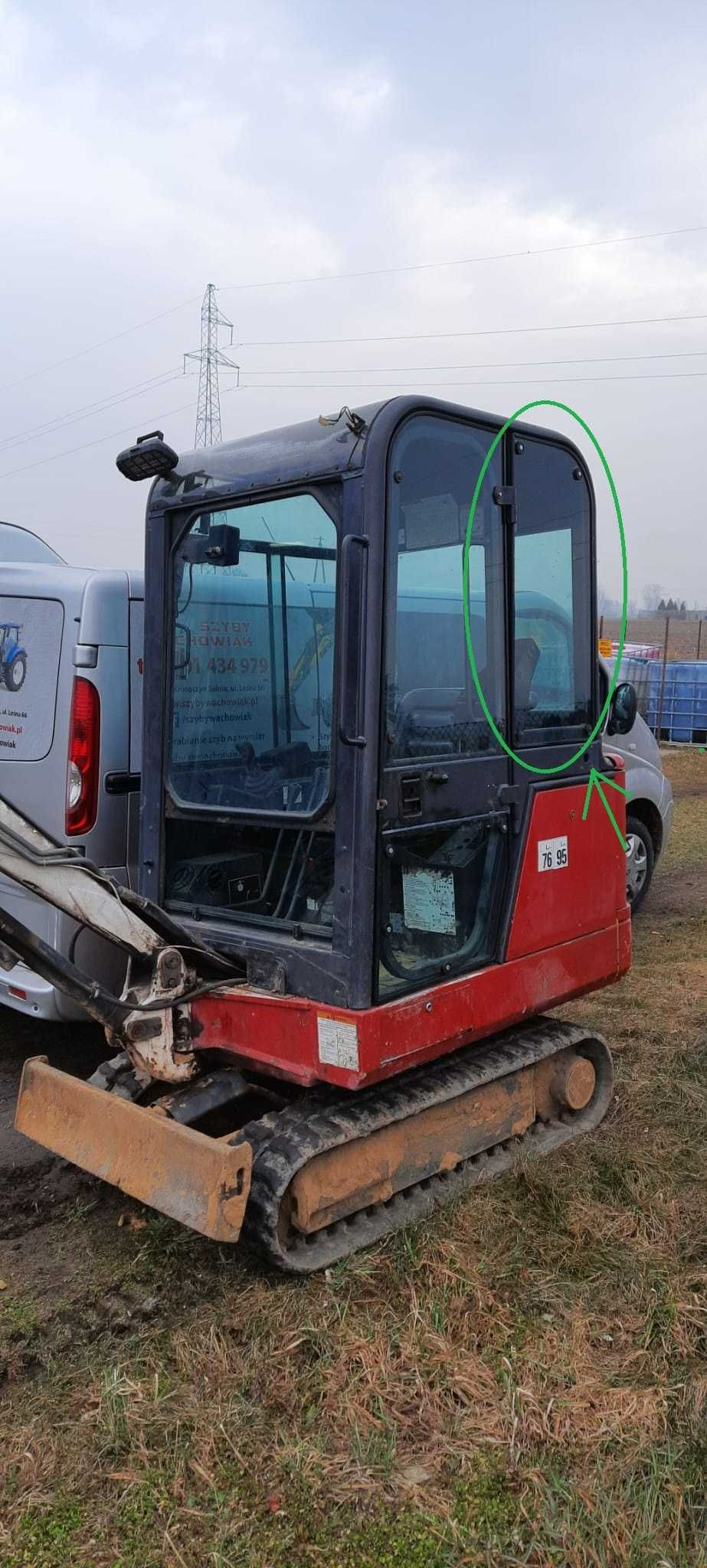 szyba Bobcat X320, X337 - boczna lewa  nr 724