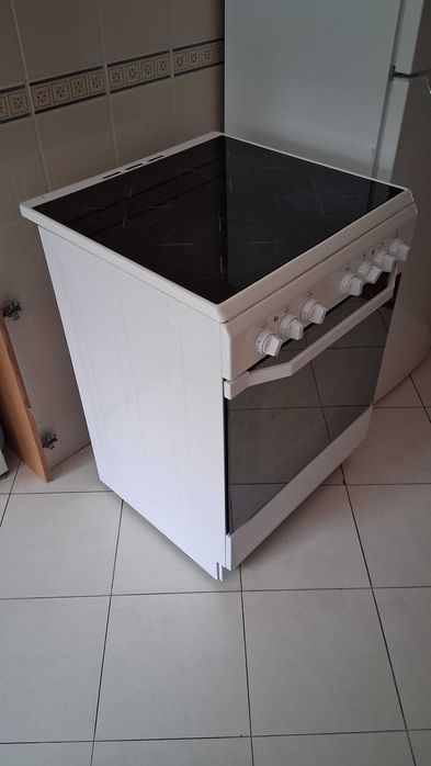 Fogão Indesit com acessórios - em ótimo estado