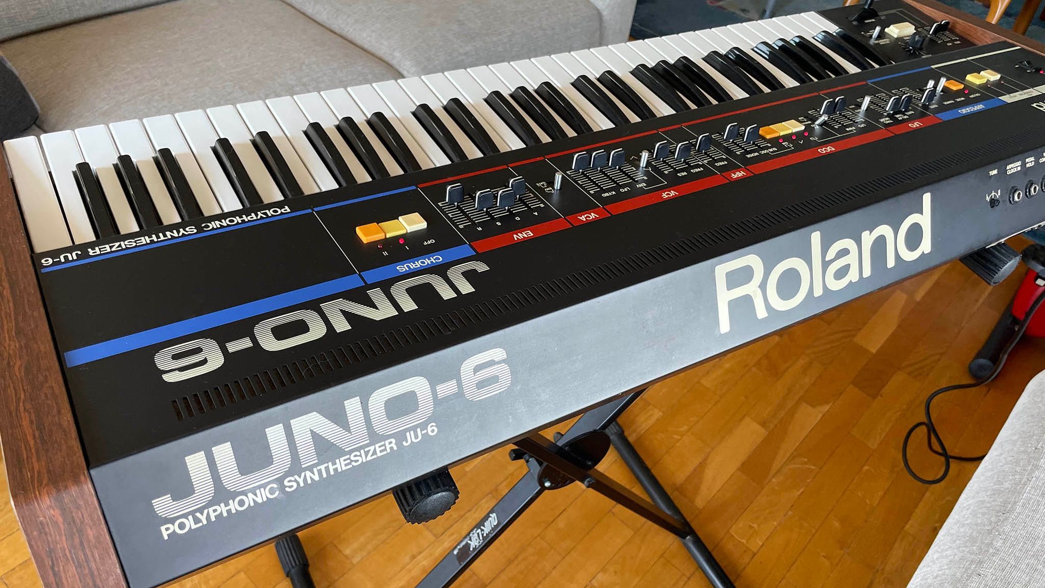 Roland JUNO 6, em estado de novo