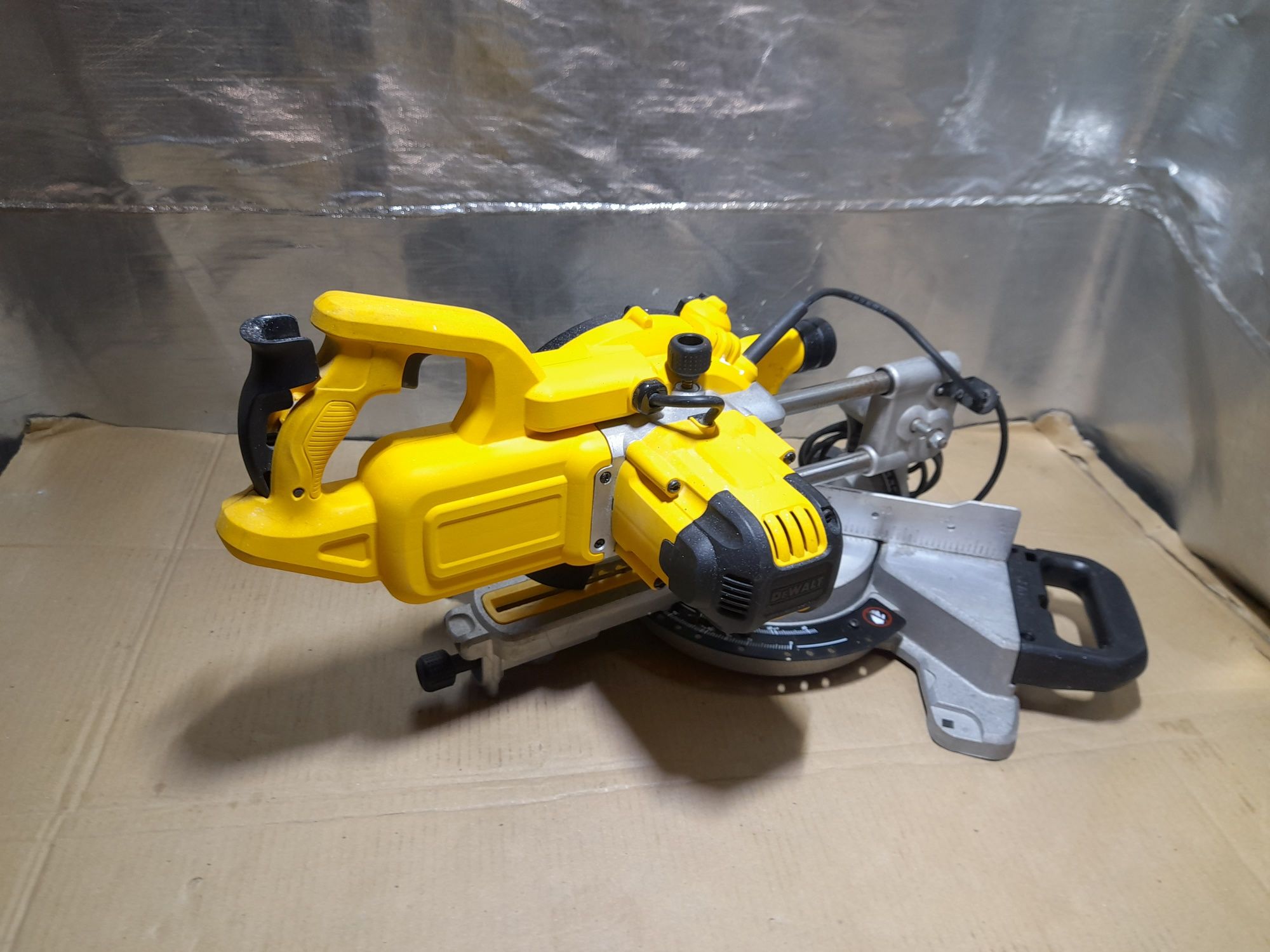 Ukośnica DEWALT DWS773