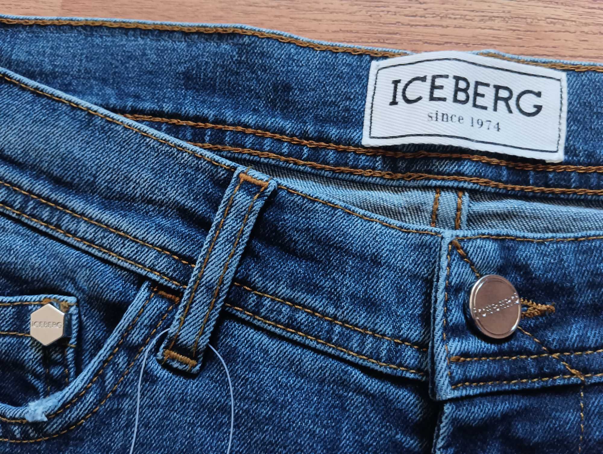 Продам джинсы Iceberg р 33