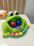 Жабка Bright Starts Pop & Giggle Pond Pal