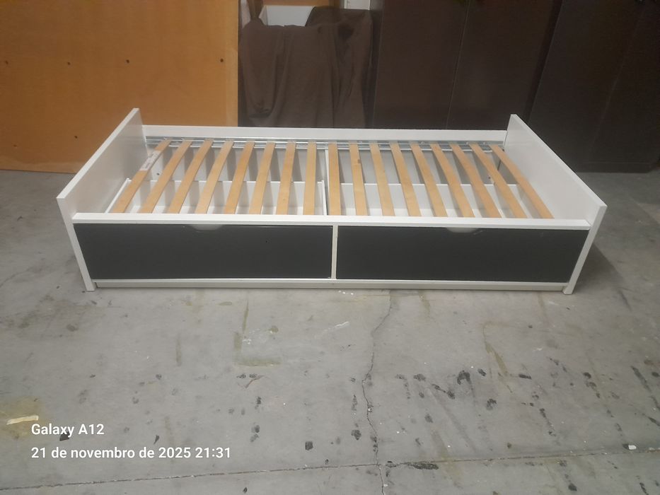 Cama solteiro Ikea com 2 gavetoes e colchão