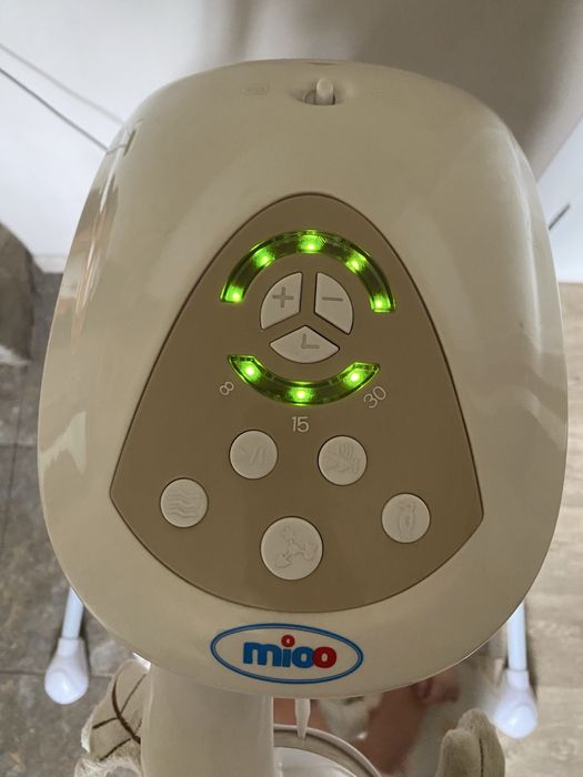 Шезлонг, электрокачели, укачивающий центр, заколисуючий центр.