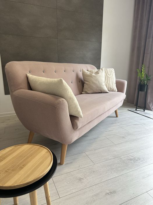 Sofa 3 osobowa , na wysokich nóżkach , brw